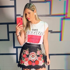 Thyane Dantas usou minissaia em renda floral com t-shirt, um cinto marcando a cintura, e scarpin de salto