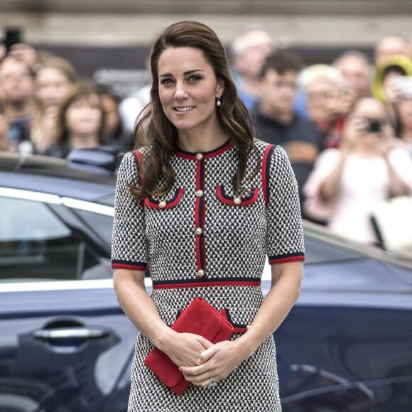 Kate Middleton, anteriormente, usava decotes mais altos, sem o colo à mostra