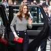 Kate Middleton deu um toque descolado ao look com inspiração navy com a clutch vermelha