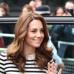 Kate Middleton deu um toque descolado ao look com inspiração navy com a clutch vermelha