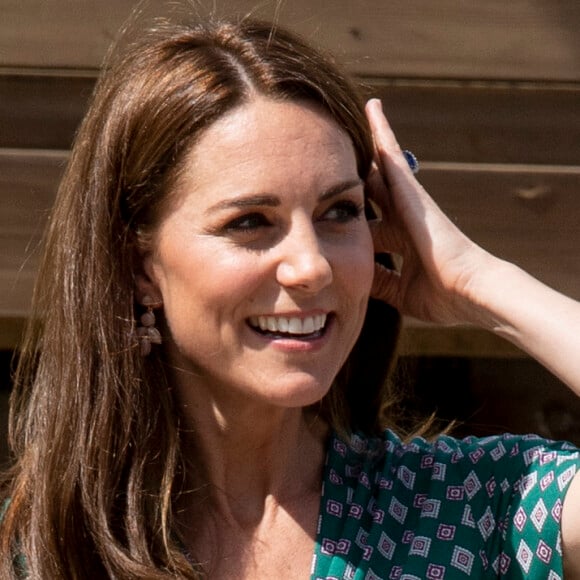 Kate Middleton também apareceu com midi de estampa geométrica em aparição recente