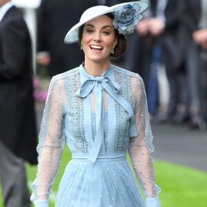 Kate Middleton usou um midi em tom parecido, mas garantiu uma pegada mais descontraída com saltos metalizados e decote pussybow