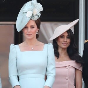 Kate Middleton optou por vestido com decote quadrado e mangas bufantes em evento real