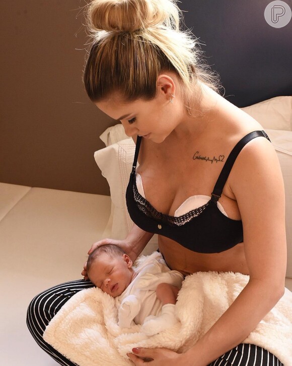 Andressa Suita compartilhou foto do filho Samuel logo após seu nascimento