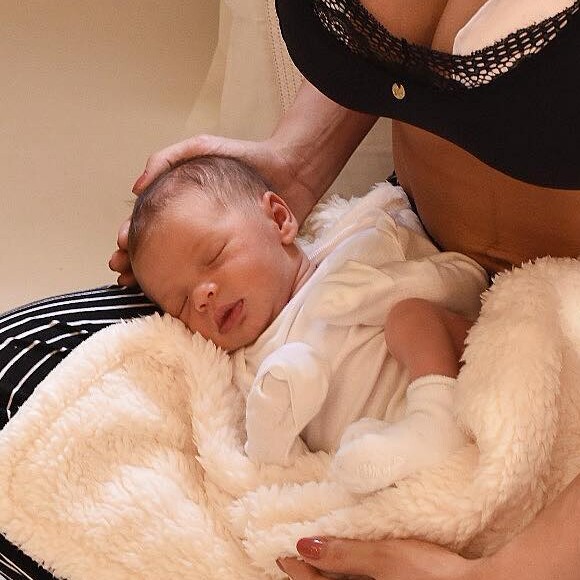 Andressa Suita compartilhou foto do filho Samuel logo após seu nascimento