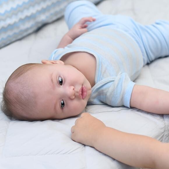 Filho mais novo de Andressa Suita e Gusttavo Lima, Samuel apareceu em momento de ternura ao lado do irmão, Gabriel