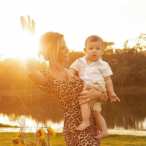 Andressa Suita estrelou ensaio fotográfico ao lado da mãe, Suely Surita, e dos filhos, Gabriel e Samuel