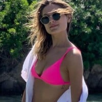 Sasha Meneghel aposta em biquíni neon e camiseta para curtir praia na Itália