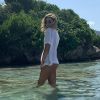 Sasha Meneghel combina beach look com camiseta branca de linho nesta quinta-feira, dia 11 de julho de 2019