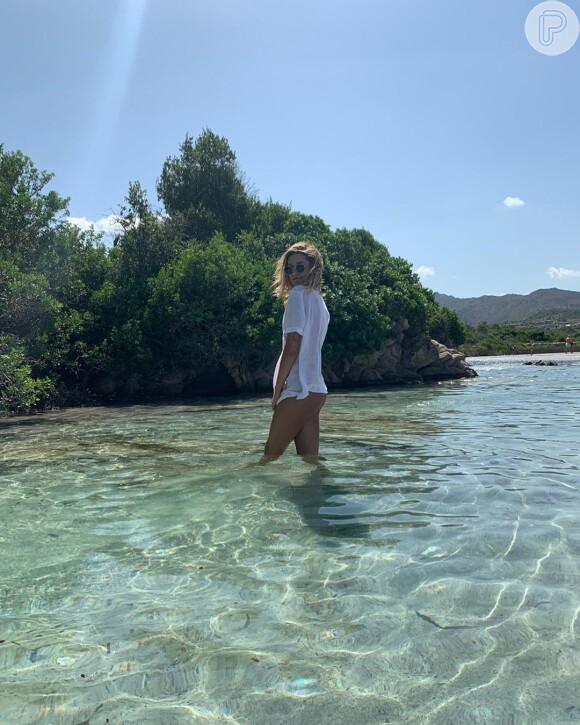 Sasha Meneghel combina beach look com camiseta branca de linho nesta quinta-feira, dia 11 de julho de 2019