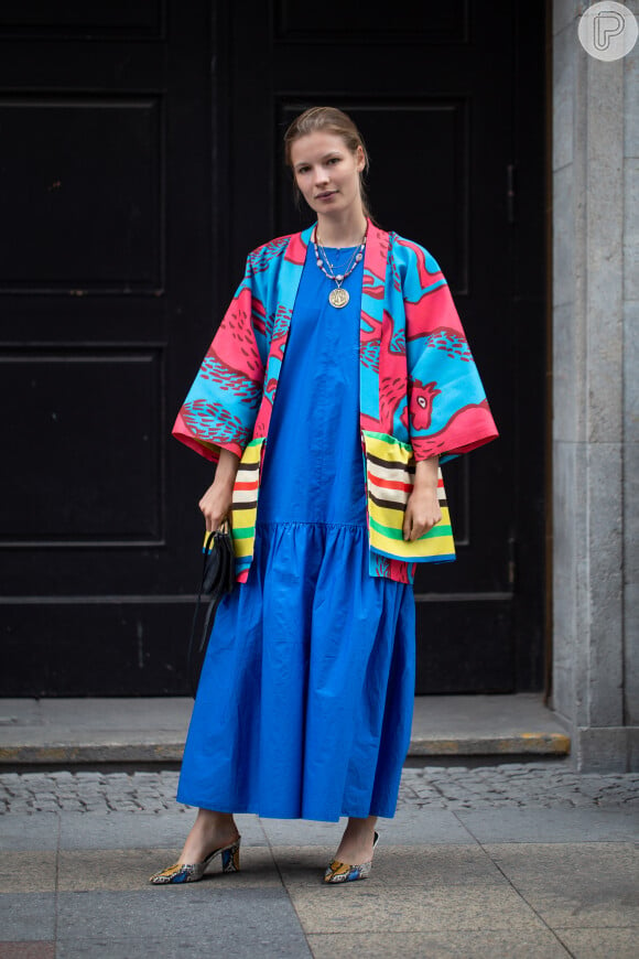 Vestido no inverno: o look ganhou um aspecto ultracolorido e mais despojado com o kimono