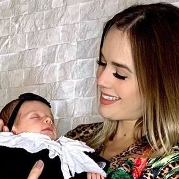 Thaeme compartilha com frequência cuidados com a filha, Liz, de quase 3 meses