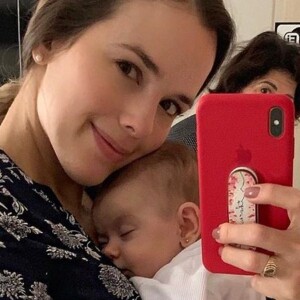 Thaeme recorreu a máscara cirúrgia para amamentar a filha, Liz, enquanto esteve gripada