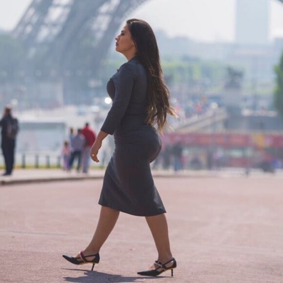 Bumbum de Simone, da dupla com Simaria, foi elogiado em foto na web