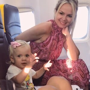 Eliana faz foto com os filhos, Arthur e Manuela, em avião: 'Mamãe babona'