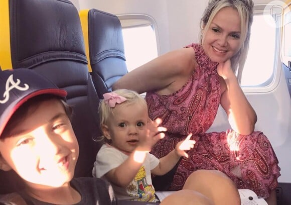Eliana faz foto com os filhos, Arthur e Manuela, em avião: 'Mamãe babona'