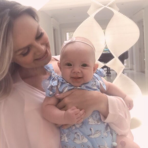 Caçula de Eliana, Manuela é fruto da união da apresentadora com Adriano Ricco