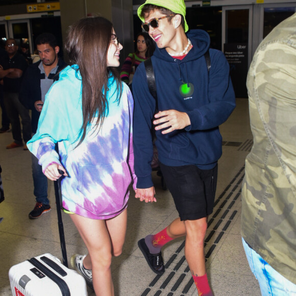 João Guilherme Ávila e Jade Picon chegam ao Brasil de mãos dadas