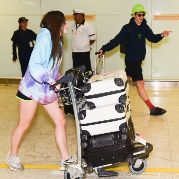 Namorada de João Guilherme Ávila, Jade Picon priorizou conforto com look de moletom e tênis de corrida