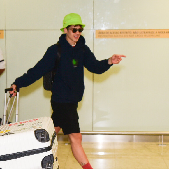 João Guilherme Ávila chama atenção com look inusitado em aeroporto