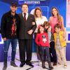 Patricia Abravanel posou ao lado de Neymar Jr. com a família

