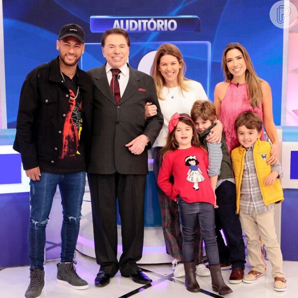 Patricia Abravanel posou ao lado de Neymar Jr. com a família
