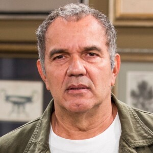 Herculano (Humberto Martins) voltará para o Brasil no penúltimo capítulo da novela 'Verão 90'