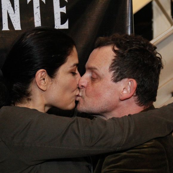 Em momento de diversão, Letícia Sabatella e Matheus Nachtergaele trocaram um selinho