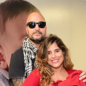 Camilla Camargo apareceu sorridente ao levar filho, Joaquim, para casa
