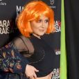 Maraisa usa peruca ruiva em show, neste domingo, dia 28 de julho de 2019