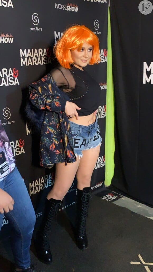 Maraisa usa peruca ruiva em show, neste domingo, dia 28 de julho de 2019