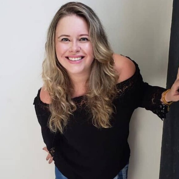 Mariana Bridi, mulher de Rafael Cardoso, teve pernas elogiadas em foto na web