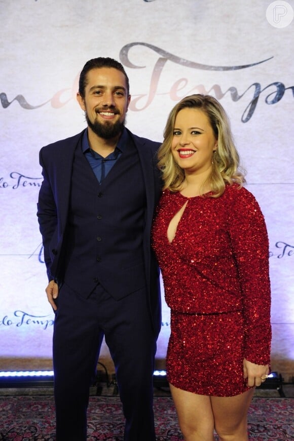 Mariana Bridi, mulher de Rafael Cardoso, negou uso de Photoshop para tornear as pernas
