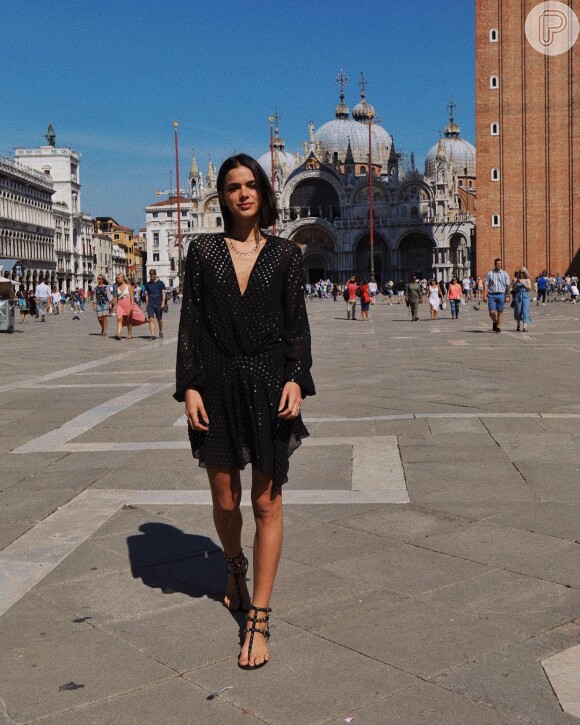 Bruna Marquezine visita pontos turísticos na Itália e repercute comentários sobre magreza em foto: 'Eu estou muito saudável, graças a Deus. Muito saudável'