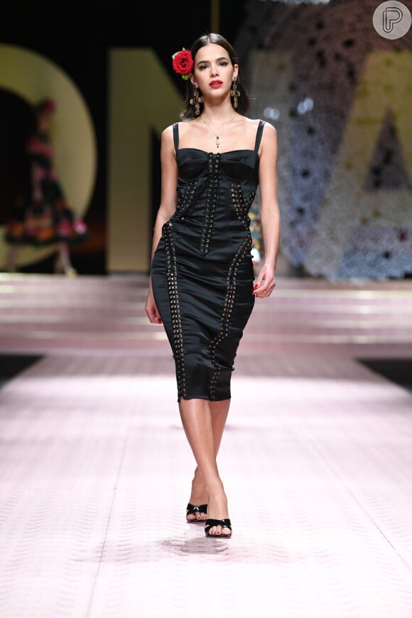 Bruna Marquezine desfilou pela Dolce & Gabbana, na semana de Moda de Milão, na Itália, em 23 de setembro de 2018