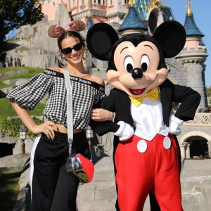 Bruna Marquezine visitou a Disney Paris e tietou Mickey em setembro de 2018