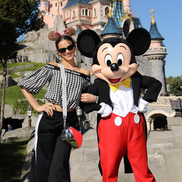 Bruna Marquezine visitou a Disney Paris e tietou Mickey em setembro de 2018