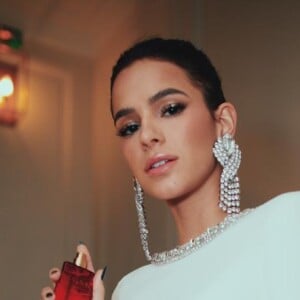 Bruna Marquezine usou look branco da estilista italiana Alessandra Rich com maxibrincos para festa de lançamento dos perfumes Life Color, parceria da Avon Brasil com o designer japonês Kenzo Takada, em outubro de 2018