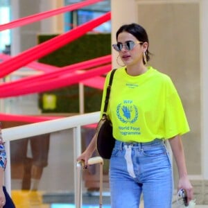 Bruna Marquezine embarca com blusa neon Balenciaga, jeans Off-White e mala grifada em outubro de 2018