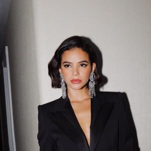 Bruna Marquezine usa blazer Dolce & Gabanna e calça com aplicação de franjas de corrente na barra de US$ 1.050 (R$ 3930) da marca Area para prêmio da revista 'GQ', em novembro de 2018