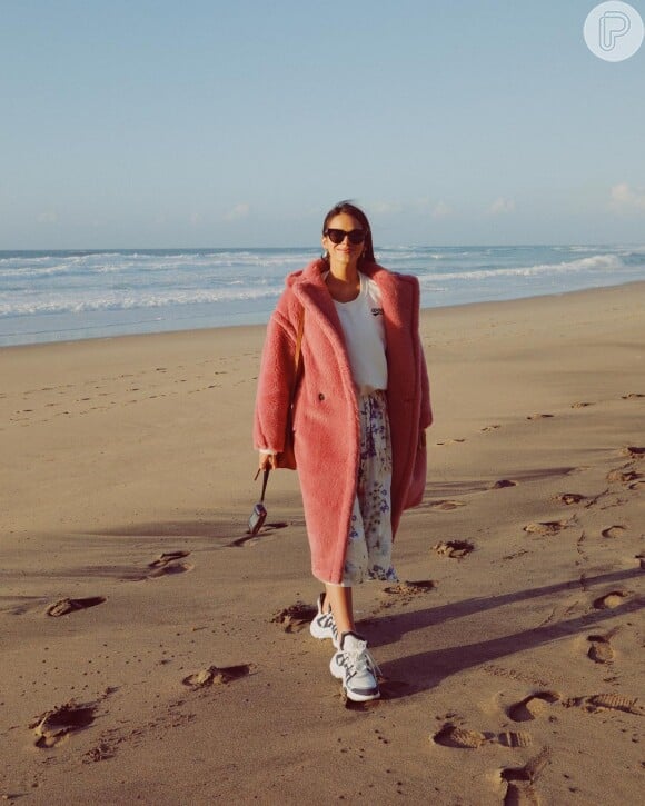 Em dia na praia em Portugal, Bruna Marquezine completou look com tênis LV Archlight da Louis Vuitton, de R$4.100,00, em novembro de 2018