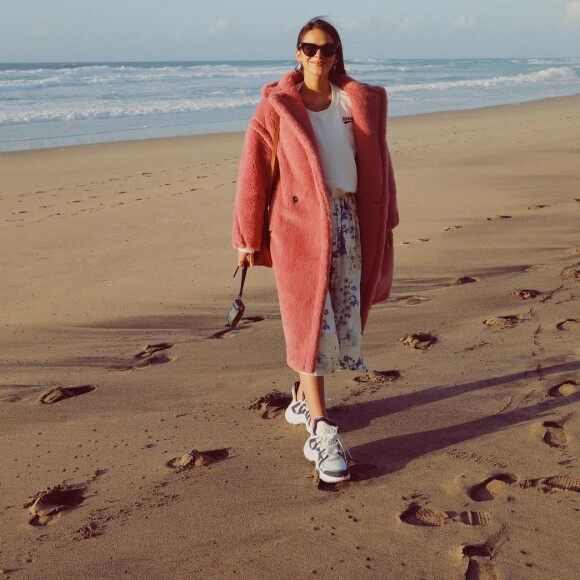 Em dia na praia em Portugal, Bruna Marquezine completou look com tênis LV Archlight da Louis Vuitton, de R$4.100,00, em novembro de 2018