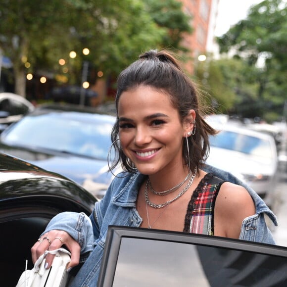 Bruna Marquezine apostou em look e penteado moderno para curtir show de Ivete Sangalo, em dezembro de 2018