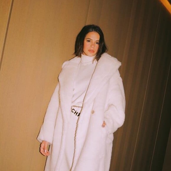 Bruna Marquezine alia grifes em produção p&b ao viajar para Londres, em 17 de dezembro de 2018