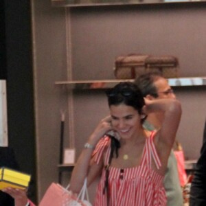 Bruna Marquezine roubou a cena ao deixar shopping repleto de sacolas de grife em dia de compras em dezembro de 2018