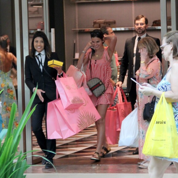 Bruna Marquezine roubou a cena ao deixar shopping repleto de sacolas de grife em dia de compras em dezembro de 2018