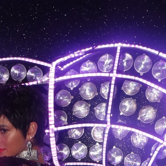 Bruna Marquezine inova no visual durante o Carnaval e surge com o corte de cabelo joãozinho no espaço vip Nosso Camarote, em 4 de março de 2019