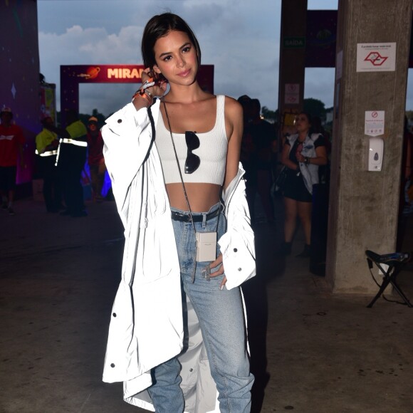 Bruna Marquezine apostou em look confortável para último dia do festival Lollapalooza, em São Paulo, em 7 de abril de 2018