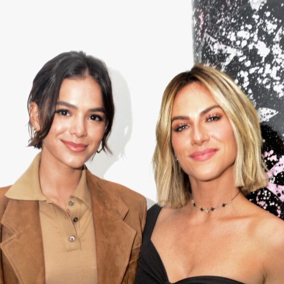 Bruna Marquezine esteve na Galeria Luís Maluf prestigiar exposição do Gian Lucca Ewbank, irmão de Giovanna Ewbank, em maio de 2019