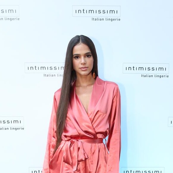 Bruna Marquezine usou um robe como vestido e cabelo ultralongo no evento da Intimissimi, em junho de 2019